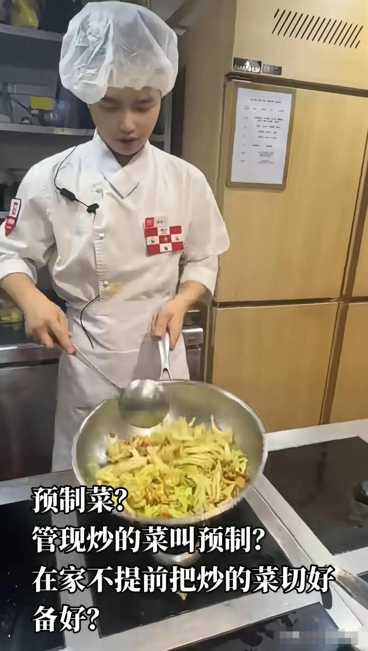 食品加工企业是经不起放大镜看的。

某贝直播炒菜，口罩都不戴一下，一边炒菜一边说