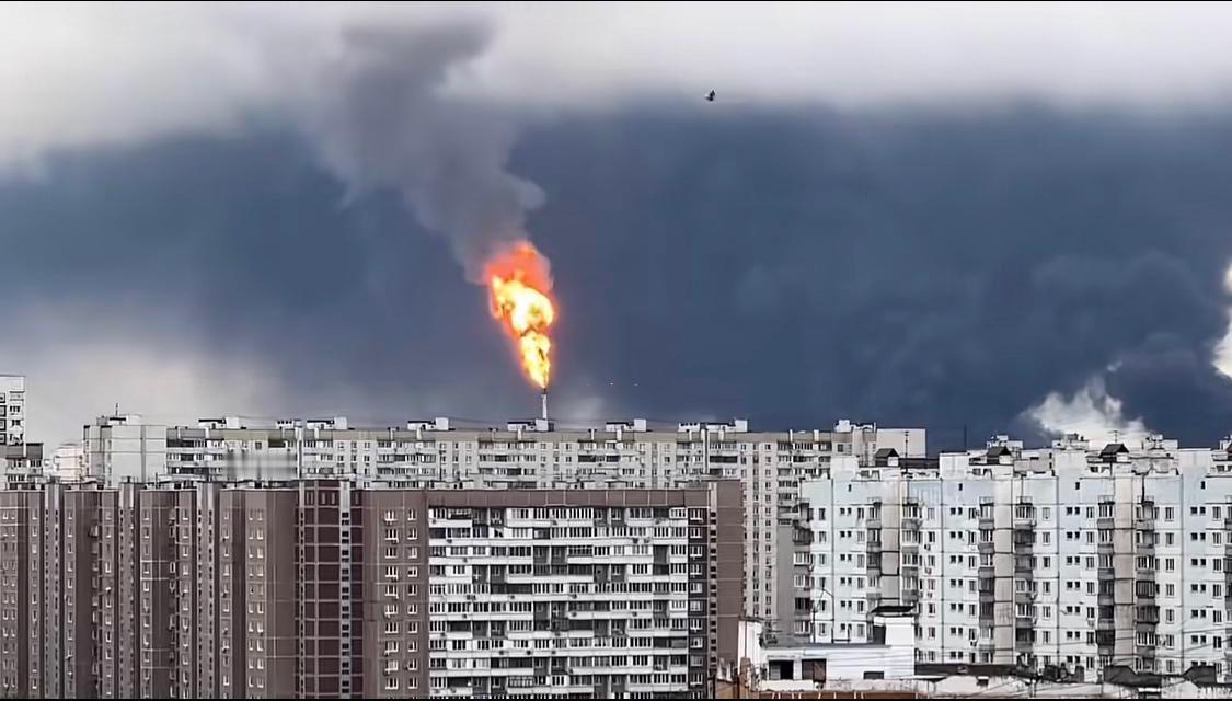 莫斯科保卫战正在进行中，滚滚黑烟在空气中格外显眼，谁能相信这是世界第二军事强国的