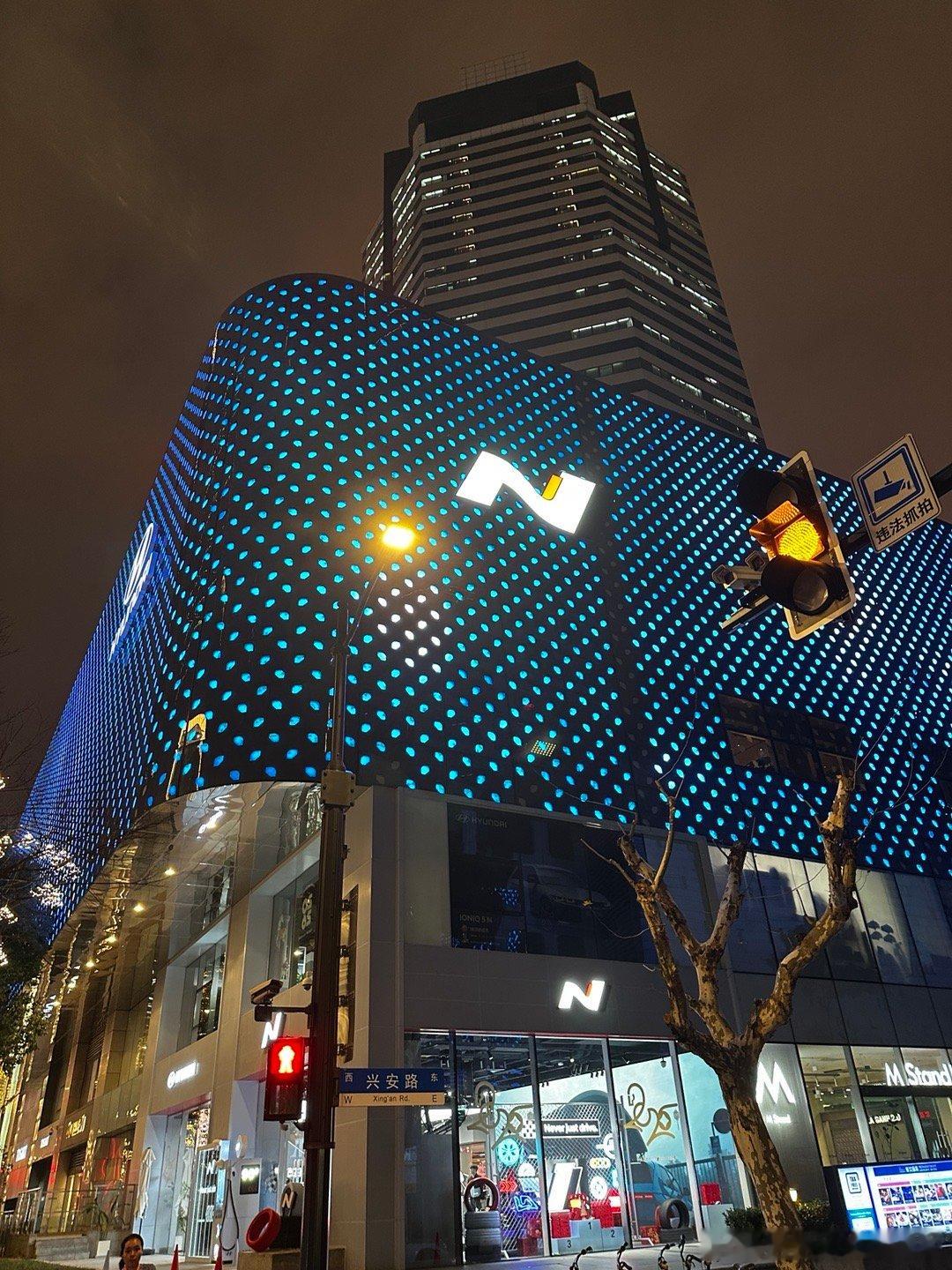 一条淮海路两侧，现代起亚 的办公地还有高性能品牌现代n 的大门店，可惜了，国内几