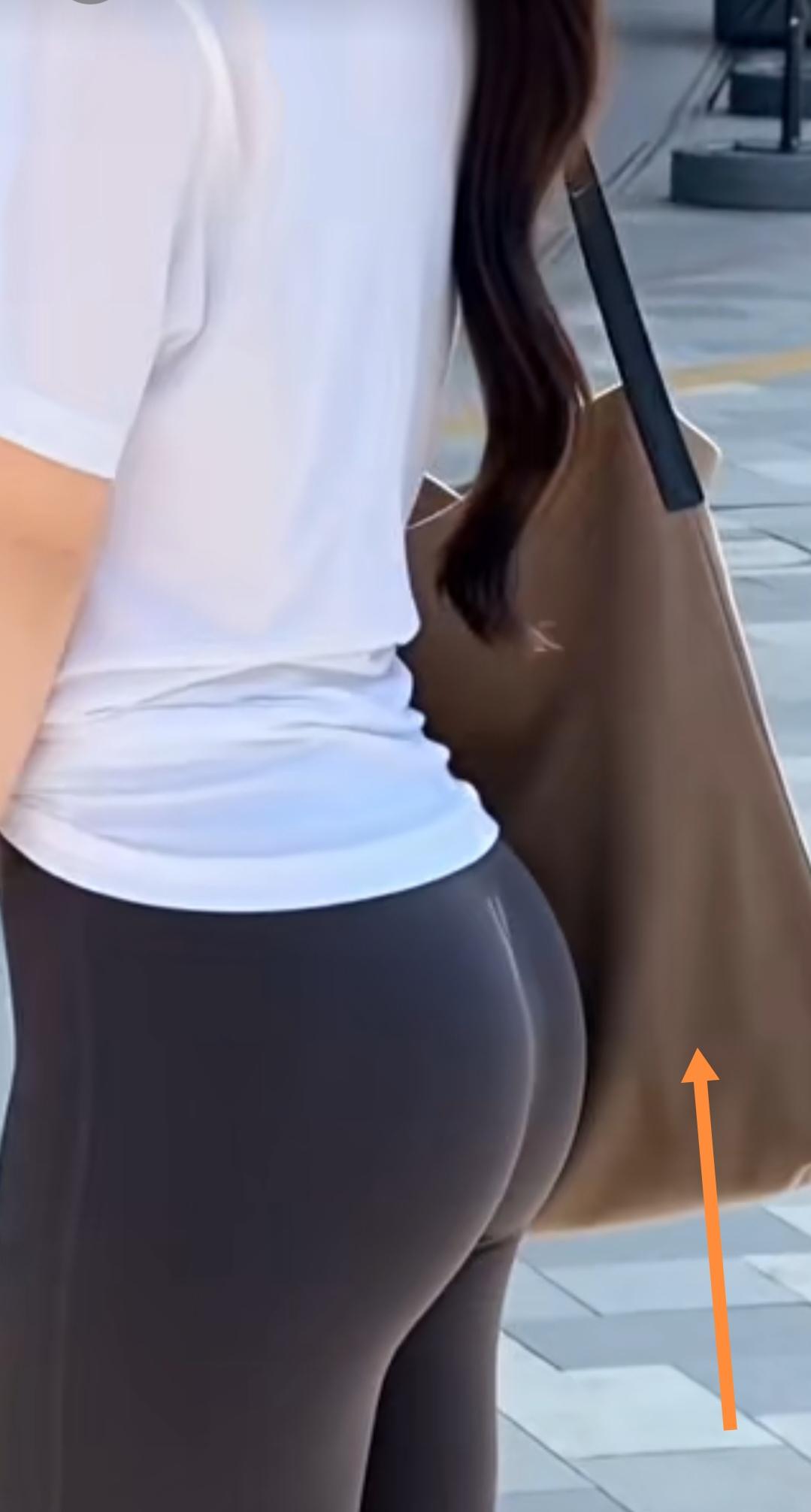 大前天，闺蜜跑来向我诉苦，说想买个一千多块钱的包包。她老公觉得太贵，推辞说先不买