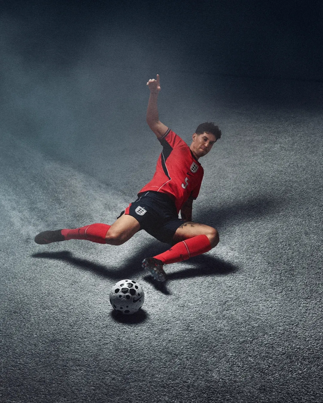 英格兰正式发布2026世界杯全新主客场球衣。贤聊球衣世界杯球衣资讯