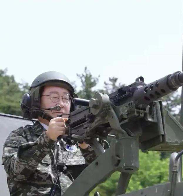 6月24日，韩国总统李在明前往延平岛的行程，引发外界关注。

这不是一次普通视察