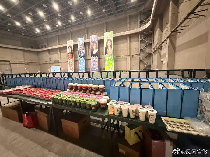 李兰迪没有让粉丝饿的风险李兰迪请吃饭的漂亮姐姐 真的是跟粉丝之间是双向奔赴的呀，