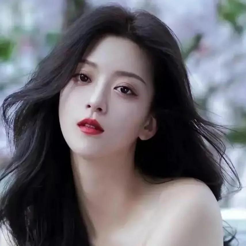 温柔风中，红唇轻启，优雅动人。红唇美人照 深发红唇 红唇生活照 红唇写真 温婉红