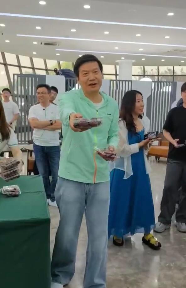 雷总的一举一动都被各种解读啊，在封闭试验场地运车厘子也会被指违规啊？稍微有点儿苛