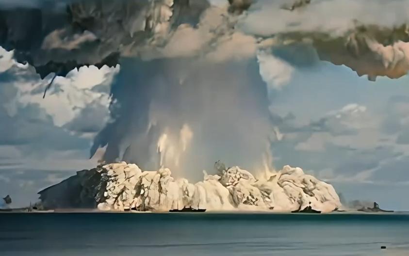 这是人类首次水下核试验的真实影像。
美国政府动用了95艘各种军舰，打造了史上最昂