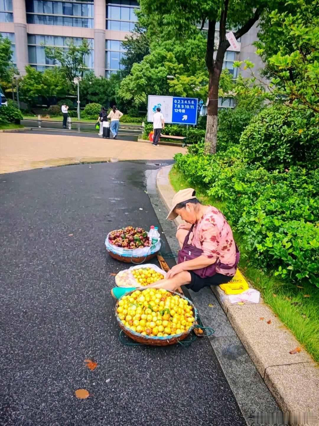 普通人的生活，没有那么多虚华；唯有一心守着生活的摊子，不管天晴，还是下雨……用眼