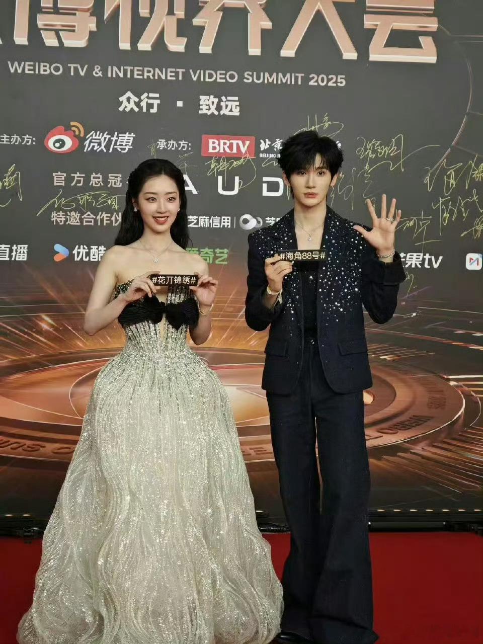 余宇涵起身向邓恩熙打招呼 余宇涵这个起身打招呼的画面太戳审美！少年身姿挺拔，笑容