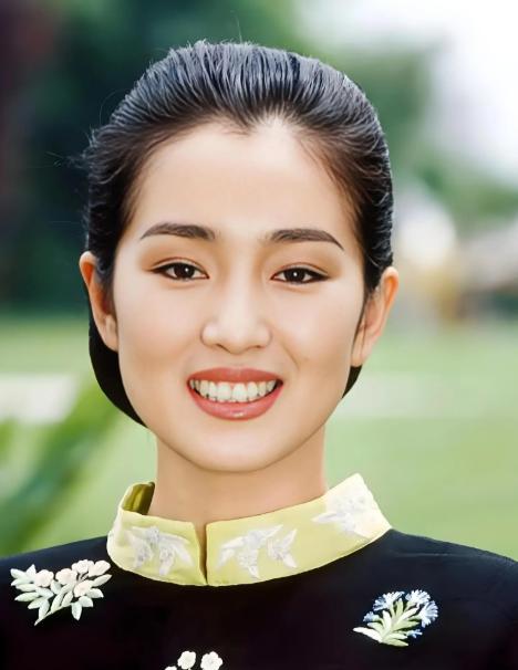 影后巩俐，喝了大半年中药。 1996年，她嫁新加坡商人黄和祥。听从母亲建议，决定