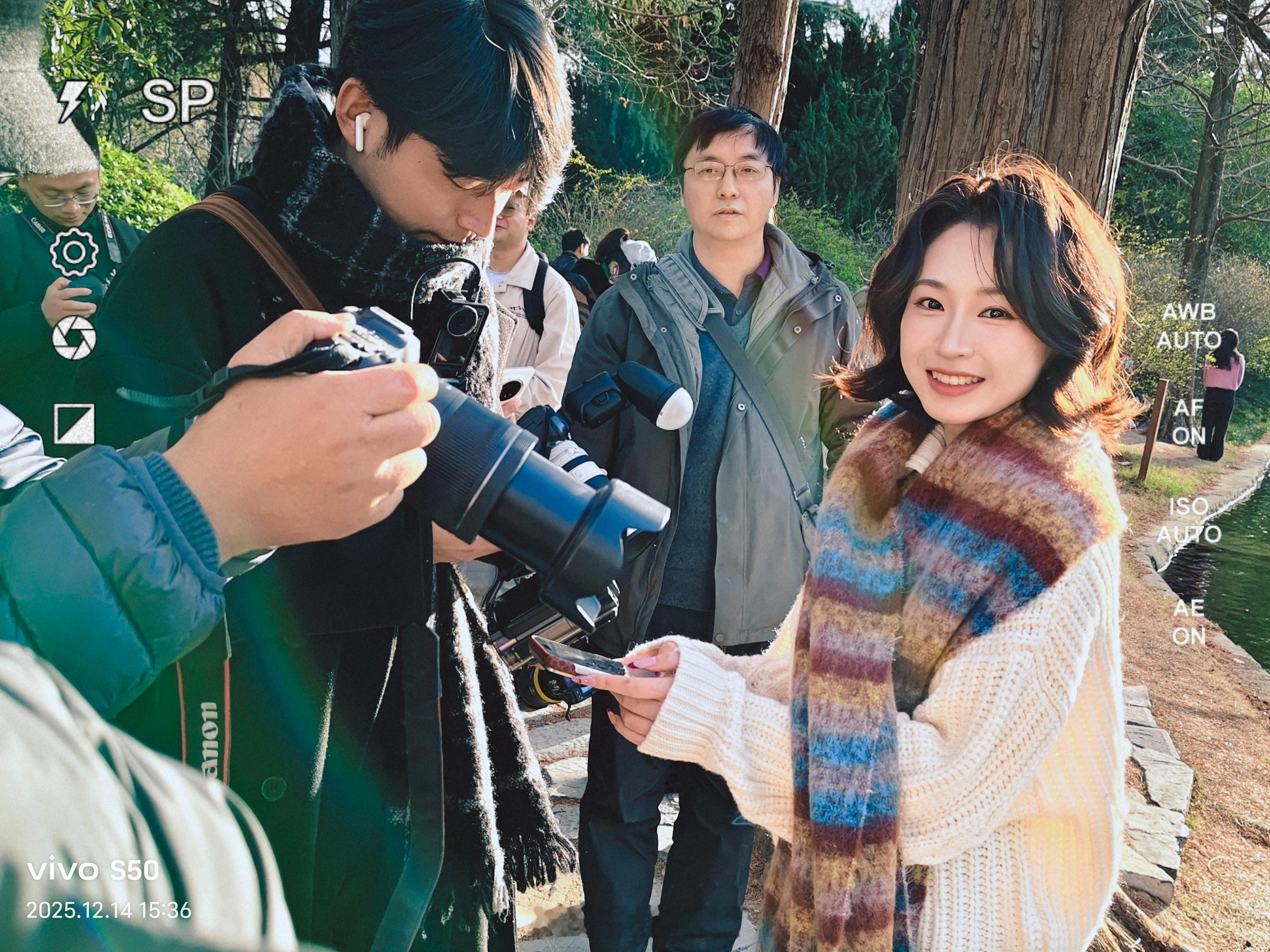 今天出门外拍被一群老法师围着咔咔咔了图二是给我的返图，大家看看啥水平 