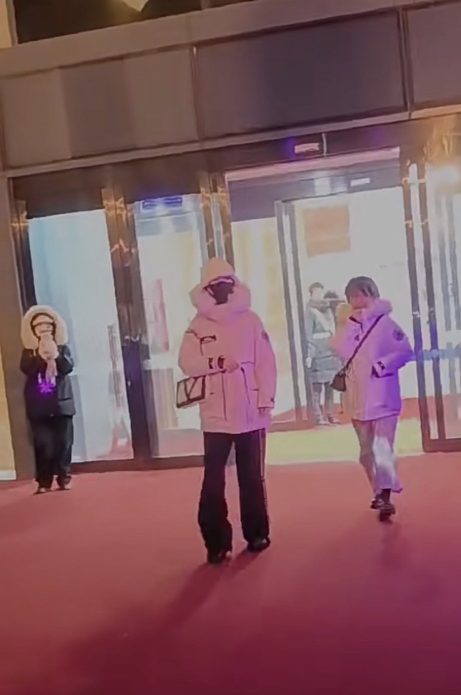 杨紫已抵达哈尔滨，开启一段新的旅程，期待在这里有更多精彩的经历与大家分享。 