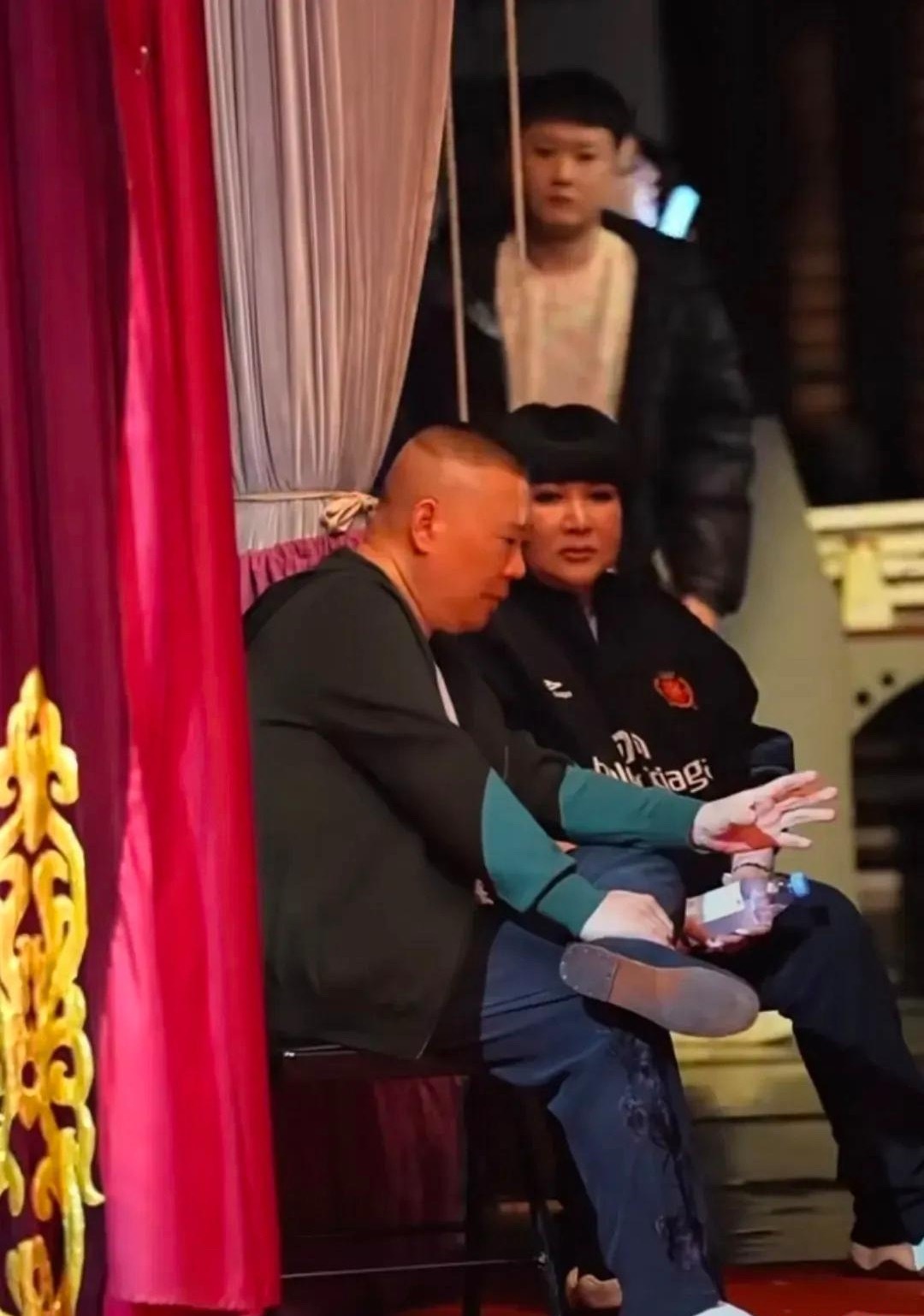 王惠现身德云社“钢丝节”后台，她留着短发，穿着一件运动会衫，看起来没有传说中的那