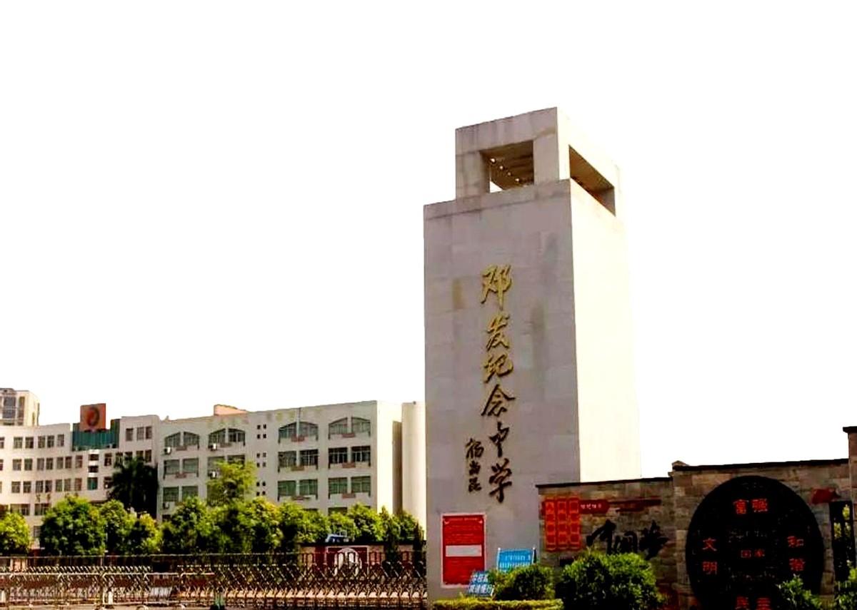 是本地稳定输出清北。
我一看这榜单就懂了，云浮的家长和孩子眼里，学校就分成了两种