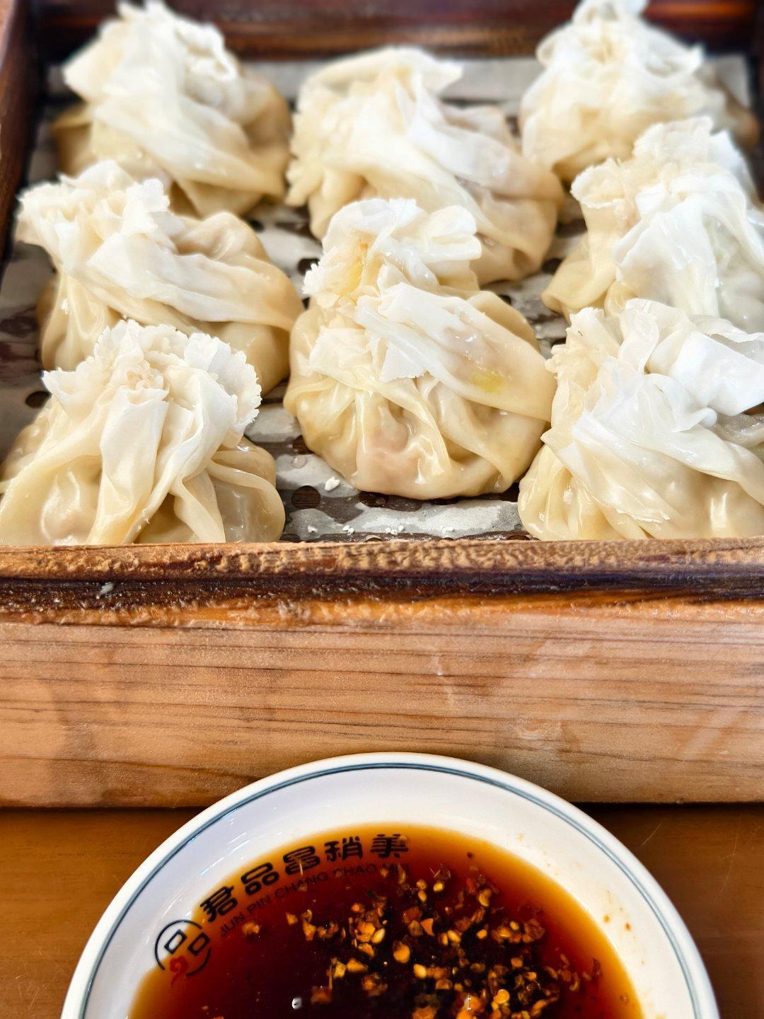 来吃稍麦，同桌的阿姨帮忙递了纸巾并开口问道：“后生今年十几了，一个人来吃稍麦呢？