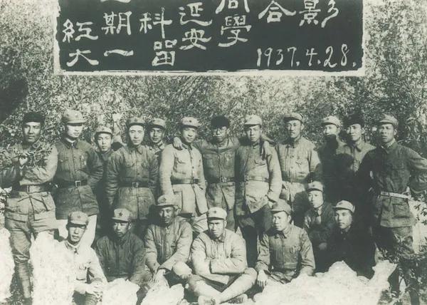 这张照片上的19位革命者，你们能认出两个人的名字，党史入门；能认出四个，党史熟练