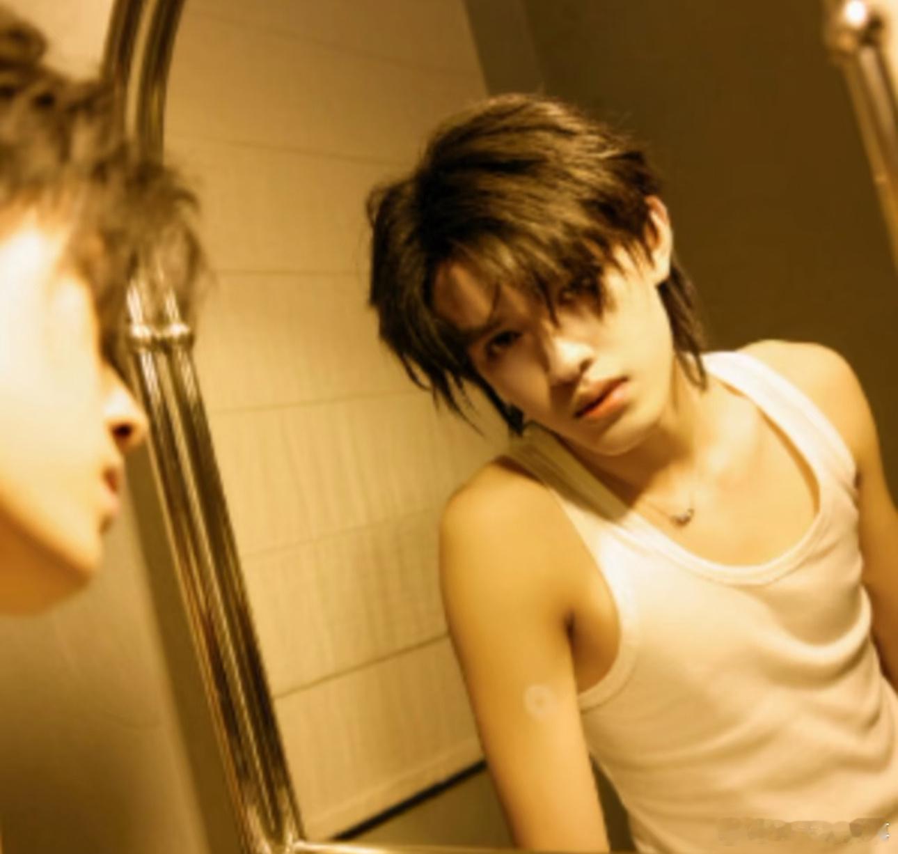 张极 05后第一男歌手 从少儿才艺大赛到正式成团出道，一路打磨唱功精进舞台，音色