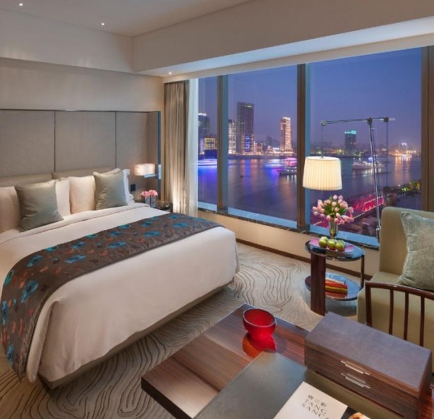 太离谱了！上海，大年初一，女子为了孝敬母亲，带老人入住上万元的上海顶奢酒店。因长