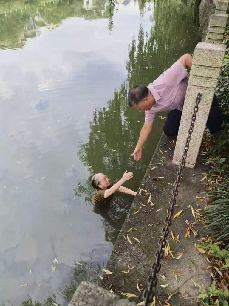 宁波宁海64岁大爷勇救落水阿婆 清晨，河道边响起紧急呼救。正在工地作业的宁海64