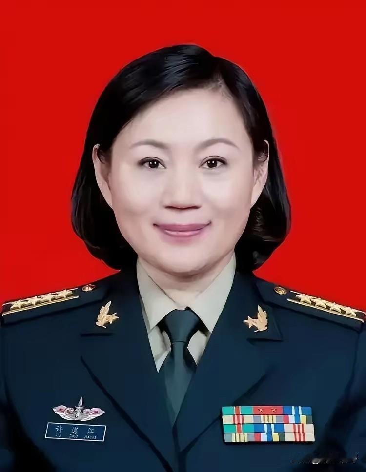 许道江，女，1968年生，河南省新县人，中共党员，大校军衔。
许道江先后毕业于北