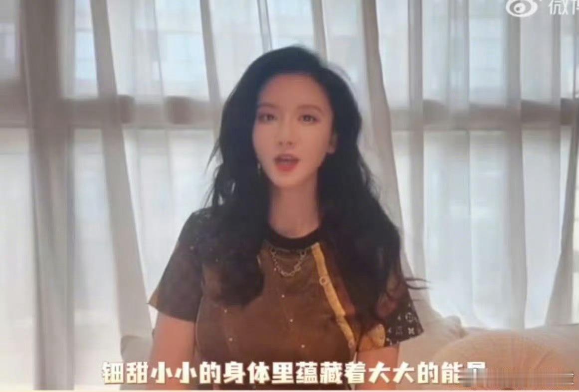 张萌送给黄杨钿甜的成人礼 张萌这波操作太圈粉了！把《冰湖重生》作为成人礼，既是对