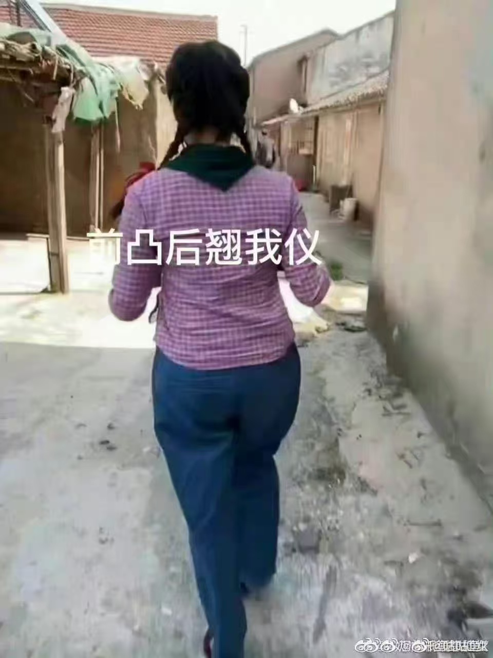 张婧仪就这底子....有啥脸艹雾里青剧组妆造看得出剧组已经非常尽力了 