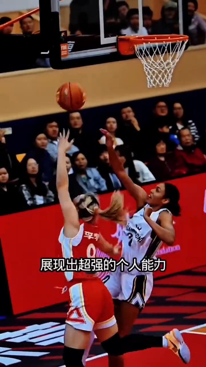 李梦接球瞬间面对对方密不透风的防守，不退反进。她一个假动作晃开重心，随即压低重心