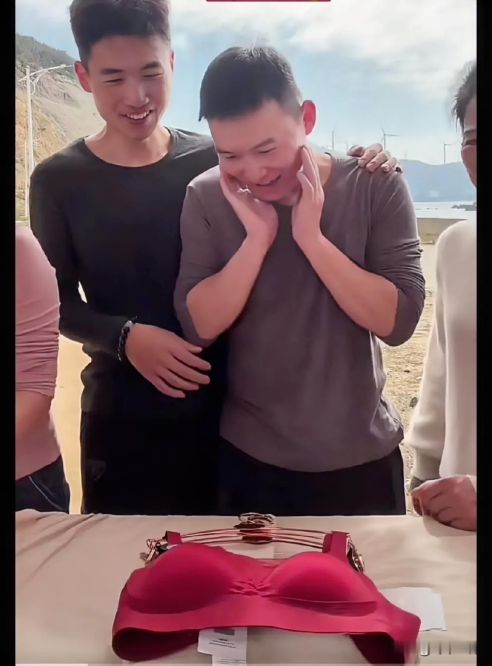 谢浩男那无处安放的小手啊！海军的直播间里上内衣了，看着那醒目的红色内衣，两个小伙