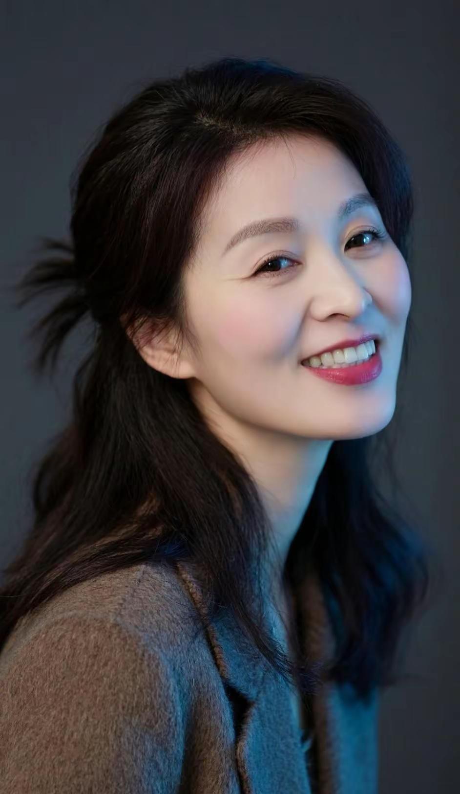 新的一年，依旧做个温暖的人，以最大的平静去爱我们不确定的生活，人静，心安，物简，