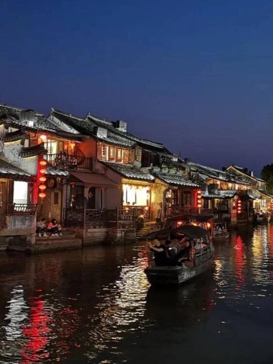 少年听雨阁楼上，红烛昏罗帐。 