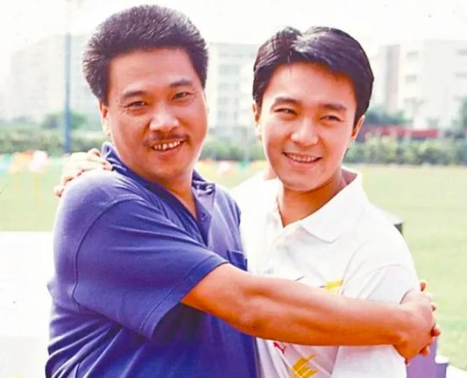 [微风]1991年，周星驰和吴孟达合伙拿出一千万在天津开了家BB机店，一部机器卖