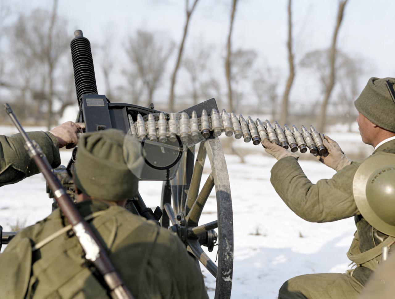 抗日战争老照片，当年国民政府军队的高射炮部队。这应该是英国制造的维克斯20毫米机