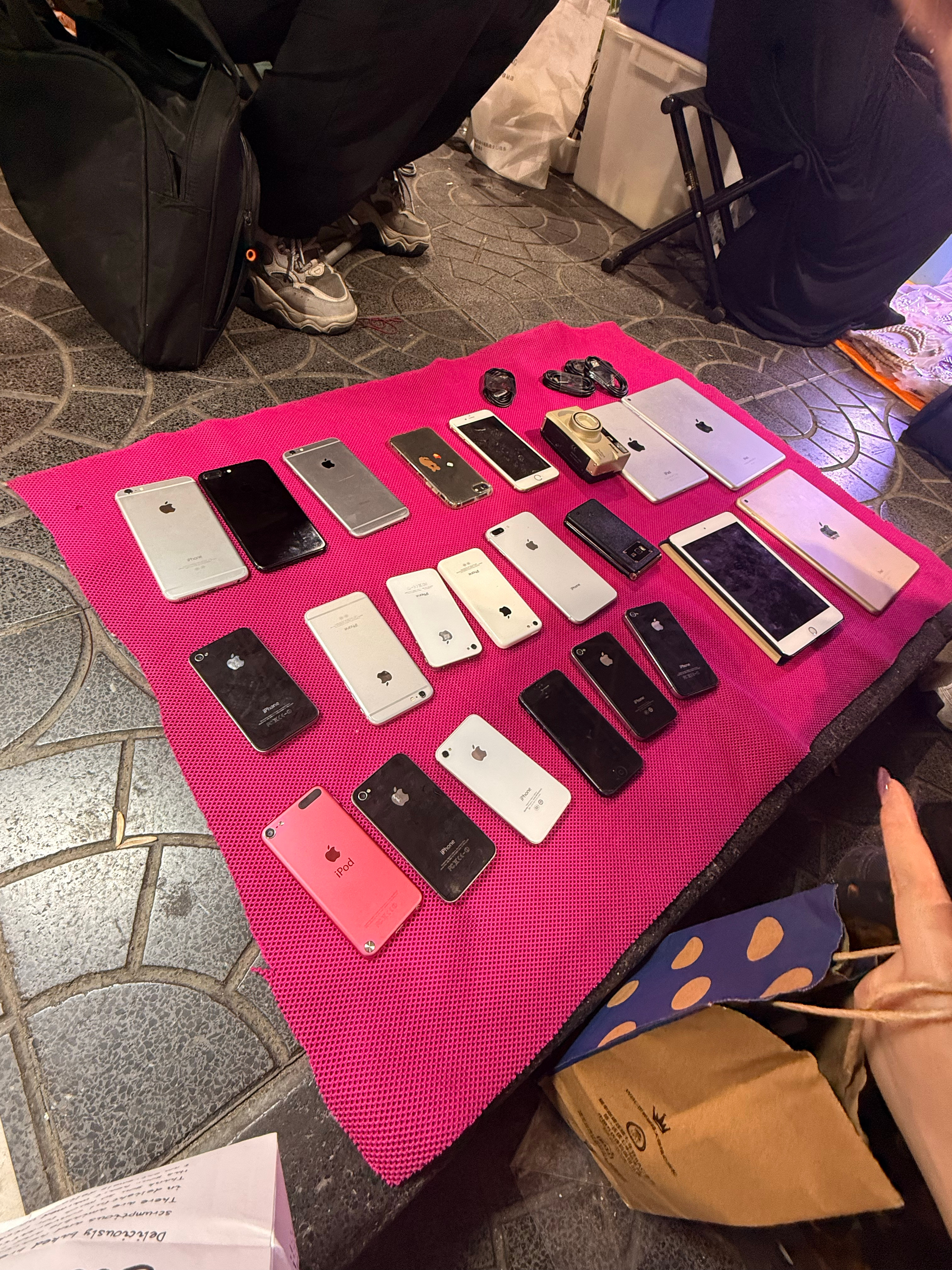这种二手iPhone还真挺吸引女生的，拍个照片一看画质直接就爱上了。小小iPho
