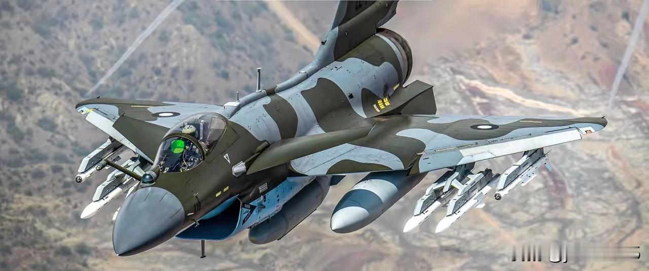 出口型歼-10CE的空优标配挂载很亮眼，但咱们自用的歼-10一般不会挂这么多导弹