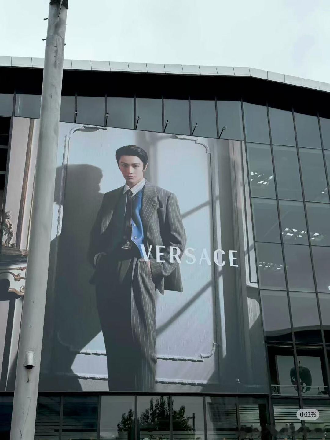 丁禹兮范思哲上海地广排面 ​​​这张脸就适合放大～丁禹兮太帅了吧！ ​​​