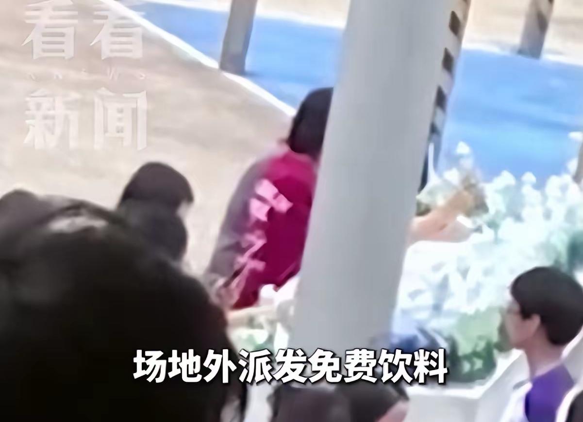 细思极恐！香港校运会免费饮料藏猫腻，瓶身暗藏针孔，12名学生紧急送医
 
真的越