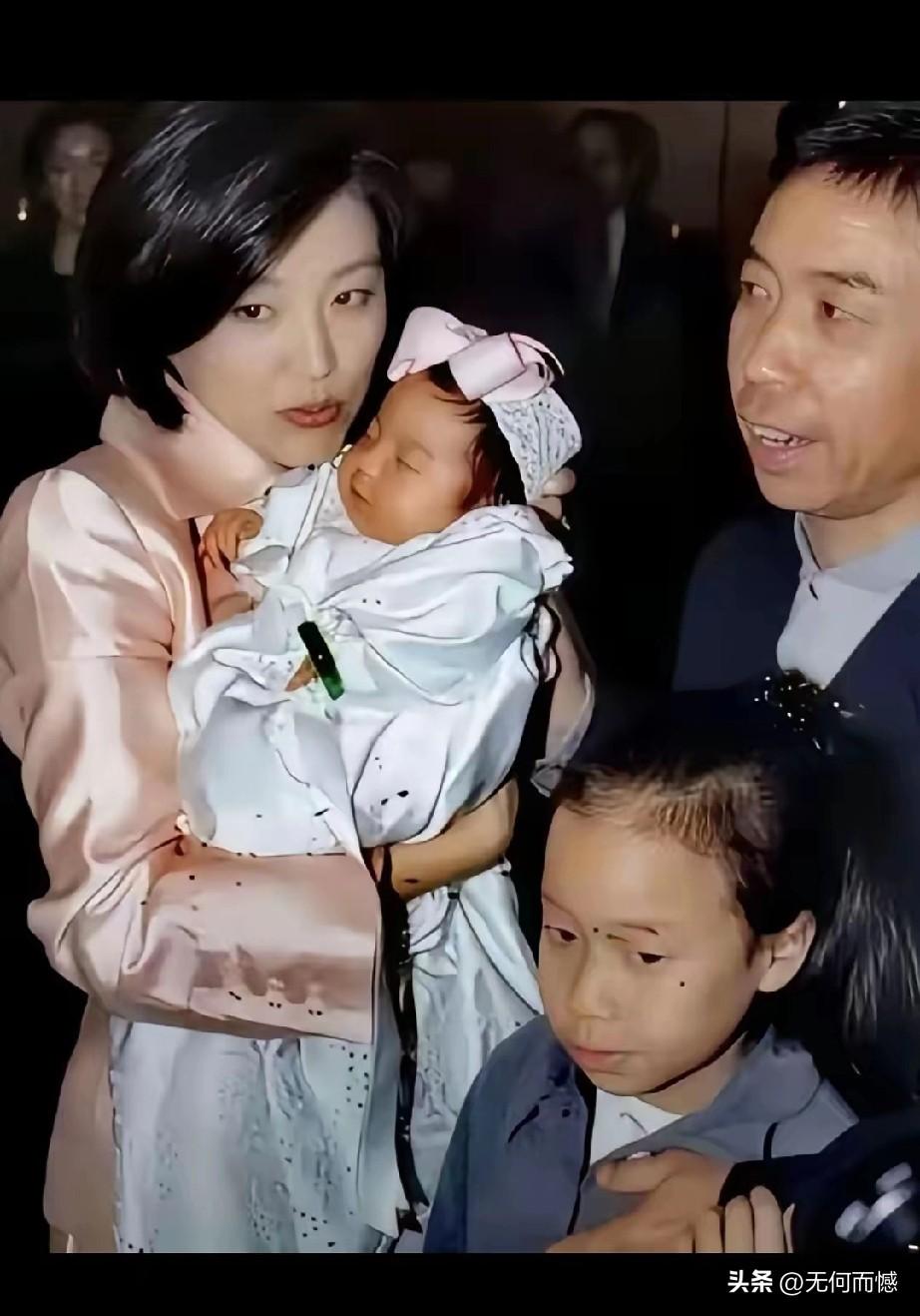 亚洲第一美女，您知道是谁吗？照片中抱小孩的这个女子，如果不说出她名字的话，很多人