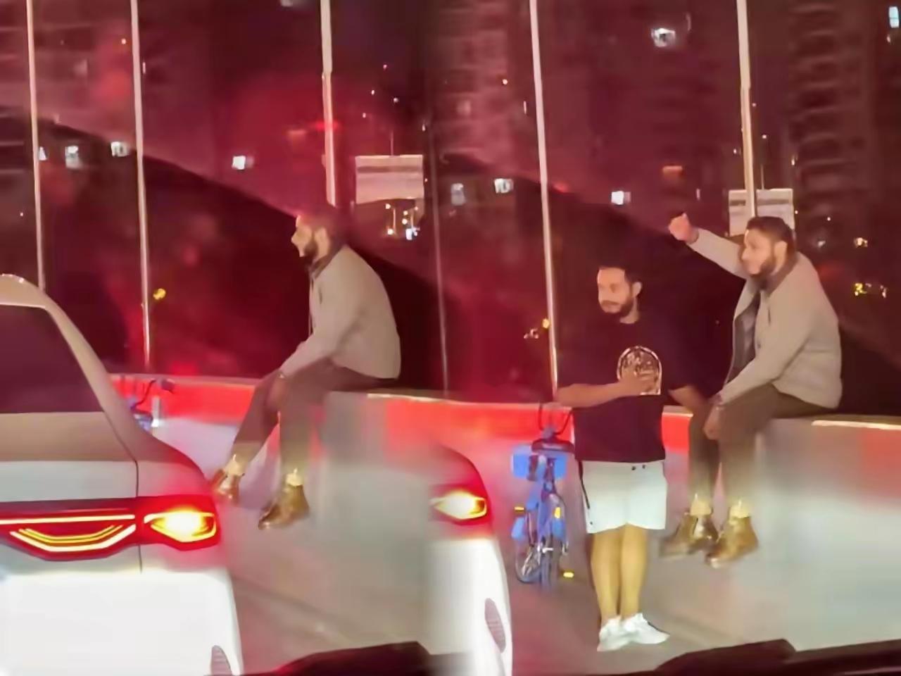 “滚回自己的国家！”
上海高架上这一幕，
真是让人看了火大。
俩外国人骑着共享单