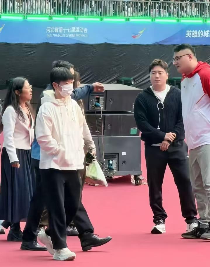 河北两兄妹一起现身啦，梁哥带着莎妹登上了更大的舞台。
梁哥穿毛衣，莎莎穿的有点单