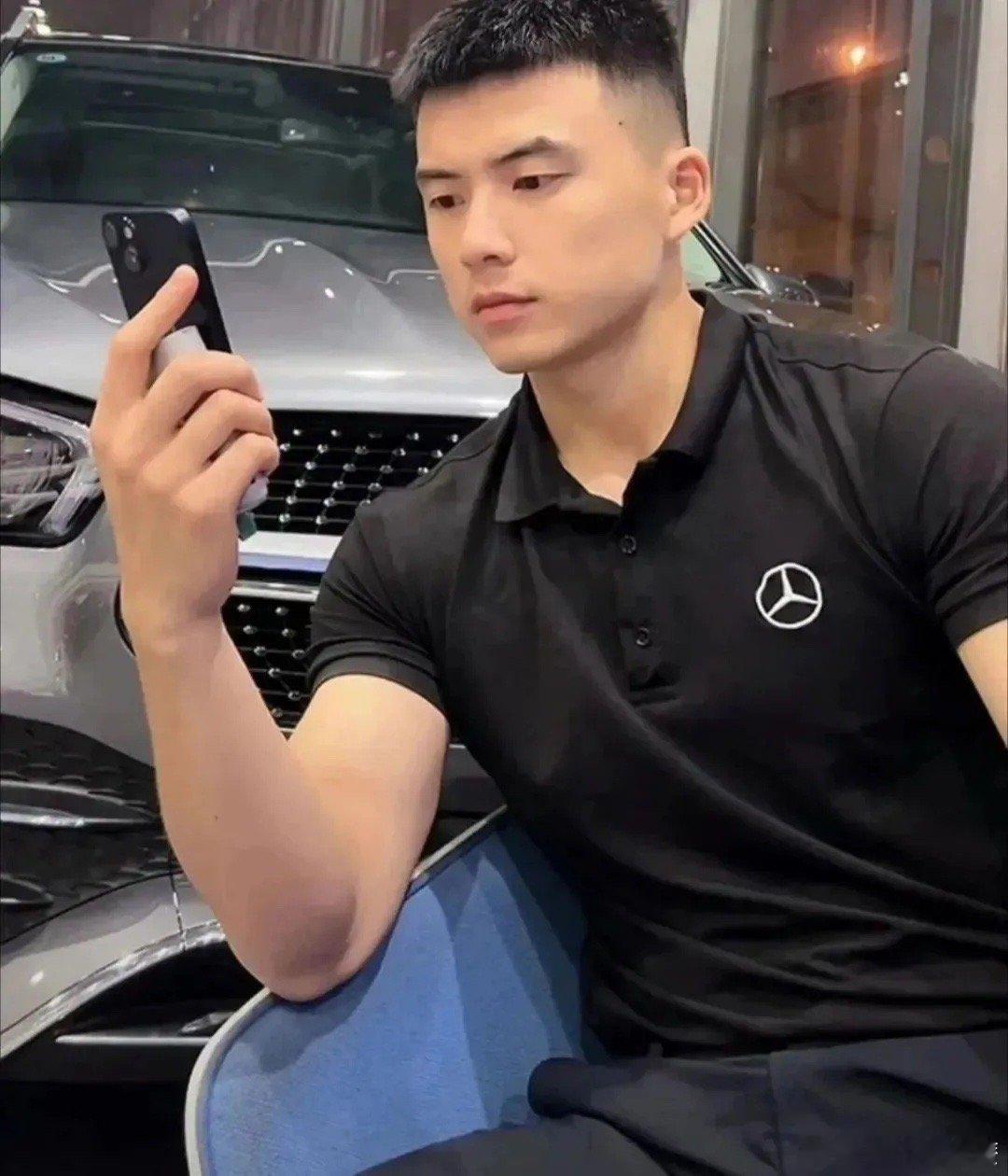 奔驰男主播壹臣  抖音大网红壹臣的瓜都吃了吗？私照已疯传！抖音超火主播壹臣最近被