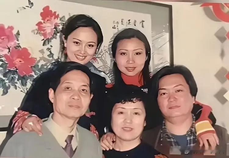 这是1998年朱媛媛与父亲朱明华、母亲李淑珍与哥哥、姐姐在一起的全家福合影。