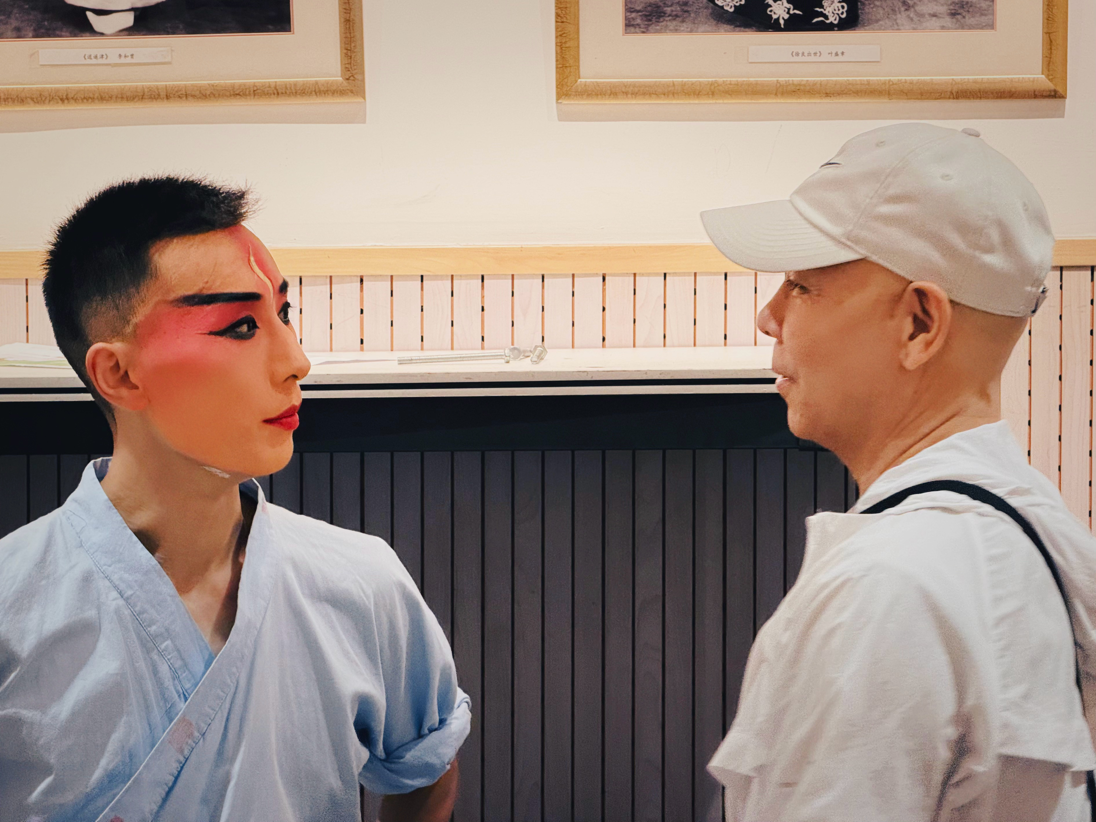 浅嗑一下师兄师弟吧😌金翅大鹏演完后，杨炳旭跟师兄张晓波老师复盘演出过程，俩人一