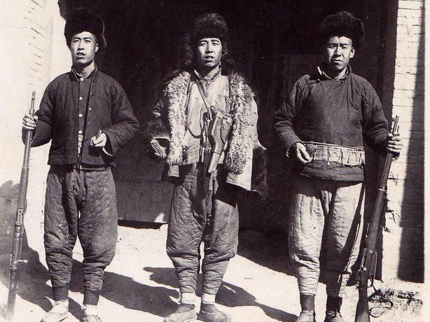 1943年，土匪刘黑七带人杀了400多名百姓，还掳走了72名妇女，八路军政委王麓