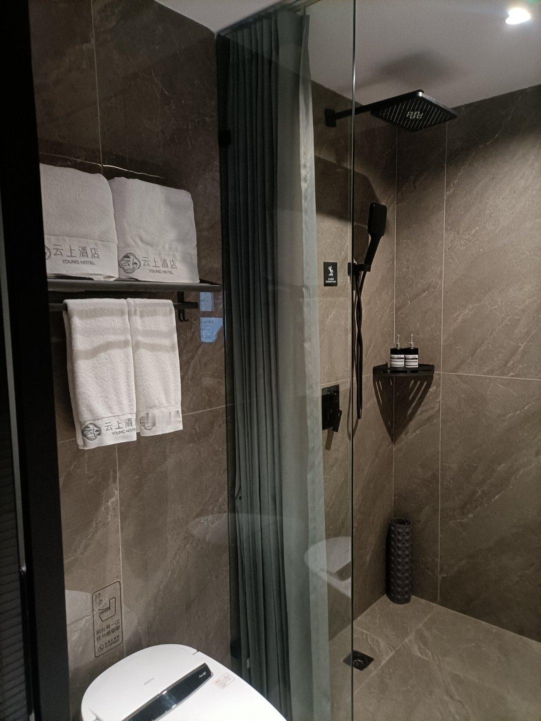 通过携程预定的酒店，只有CCTV5没有风云足球和其它体育频道，一起看球分享比赛 