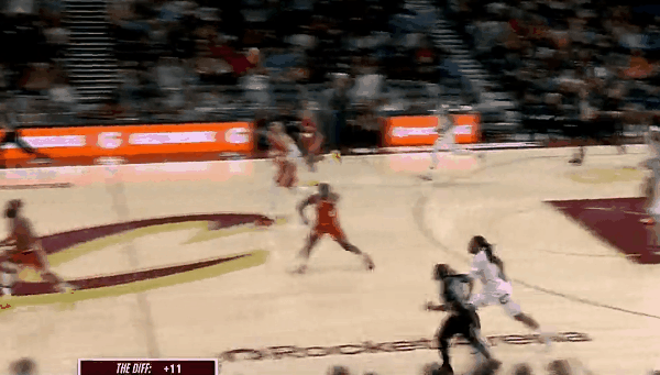 快船又被打快攻，伦纳德防下第一下，哈登这边跑不动了，只能默默看着



快船别失