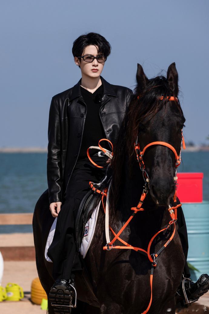 不知道 檀健次的表情很曼妙 谁被檀健次找镜头的名场面笑晕了！眼神飞出去身体却扭成