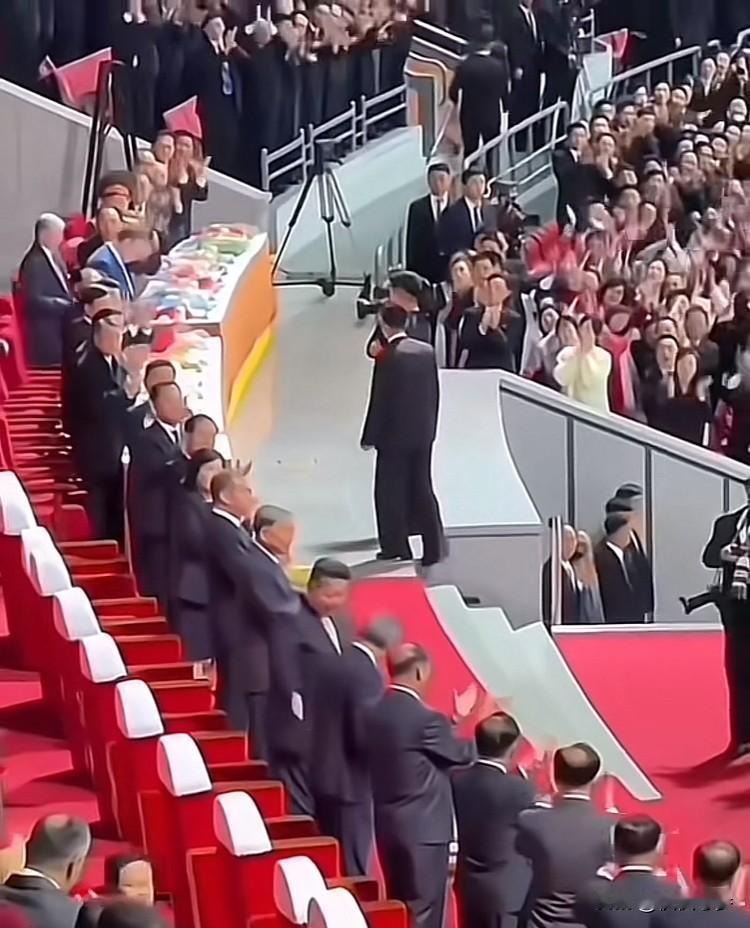 邻居朝鲜，会来事。
盛大阅兵式上，在观礼台，我们被安排在东家的右手第一位，国际上