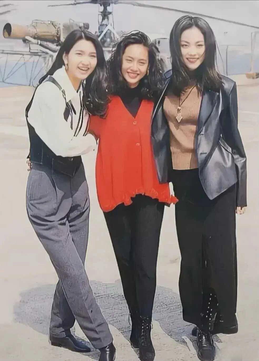 王菲 洪欣还有朱茵 80年代的一张合影，个个美若天仙，那时候她们都还年轻，正是颜