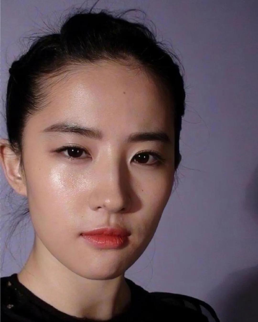 刘亦菲的近距离素颜照，她不化妆也很好看。一点瑕疵都没有吗？一点都没有！如果一定要