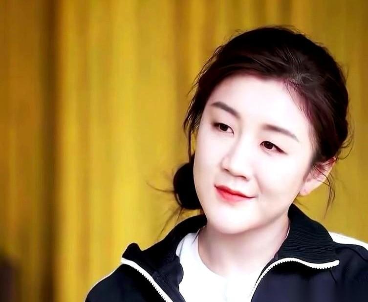 全场都在为对手喊加油。
那一瞬间我就在想，一个奥运冠军，回到自家的赛场，怎么打得