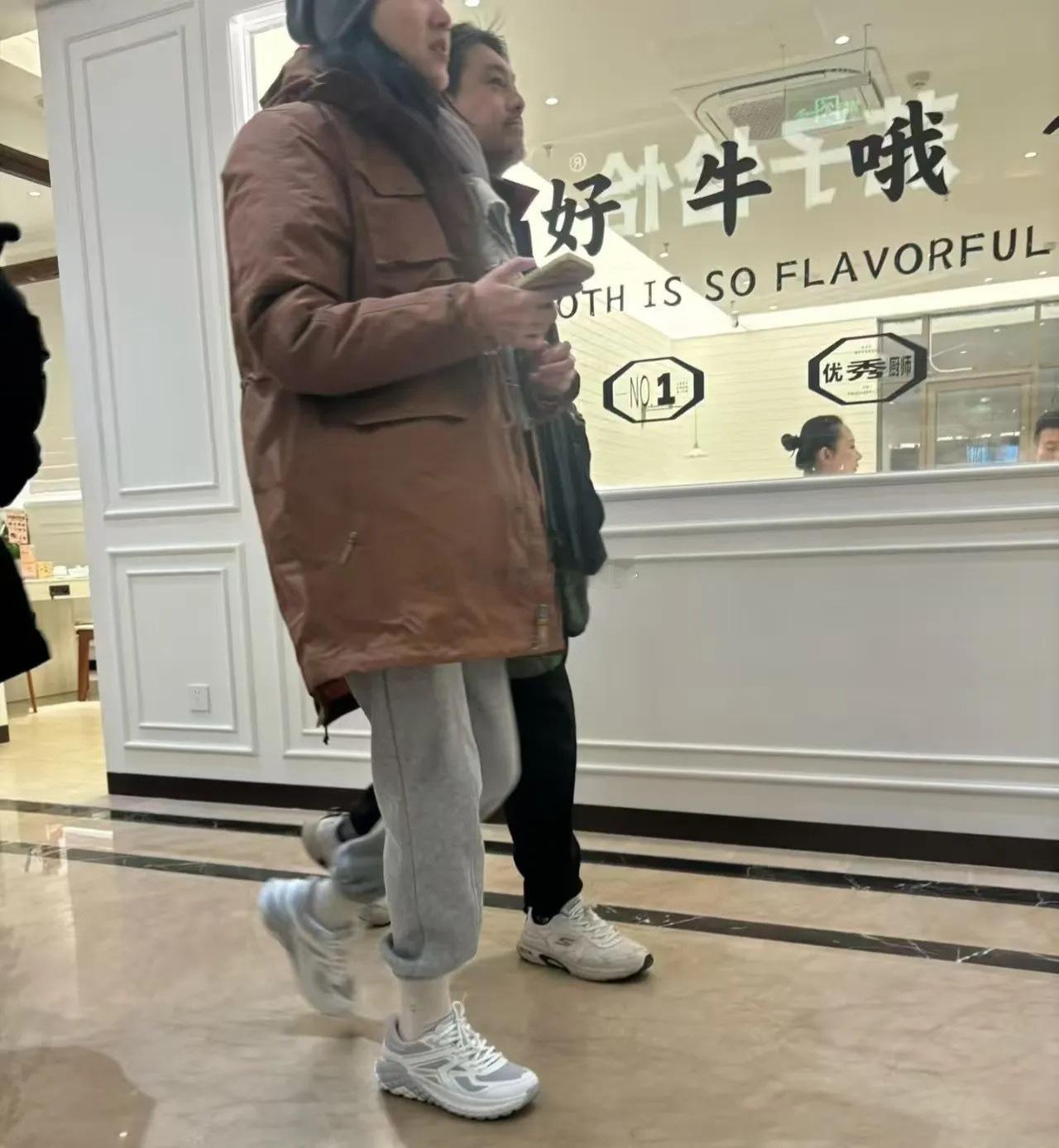 朱孝天47岁状态朱孝天头发胡子都白了前几天好像也有网友偶遇他，感觉这一个月真的老